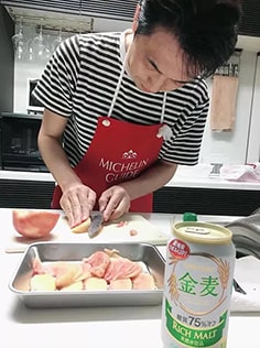 桃の冷製カッペリーニを料理中