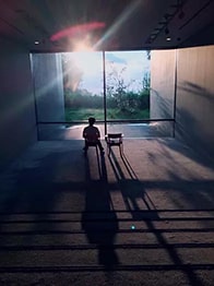 建築作品に泊まる